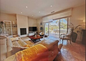 Smart-TV, Kamin, Tischtennisplatte