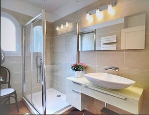 Dusche, Haartrockner, Handtücher