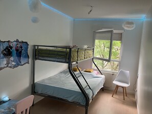 2 chambres, fer et planche à repasser, Wi-Fi, draps fournis