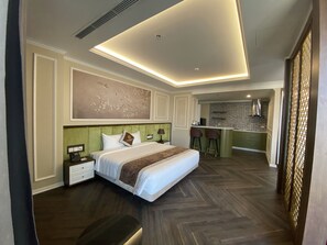 Minibar, desk, laptop workspace, blackout curtains - Riverside Hotel Ha Nam (Phu Ly)