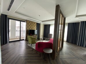 Executive Suite, 1 King Bed | Minibar, desk, laptop workspace, blackout drapes