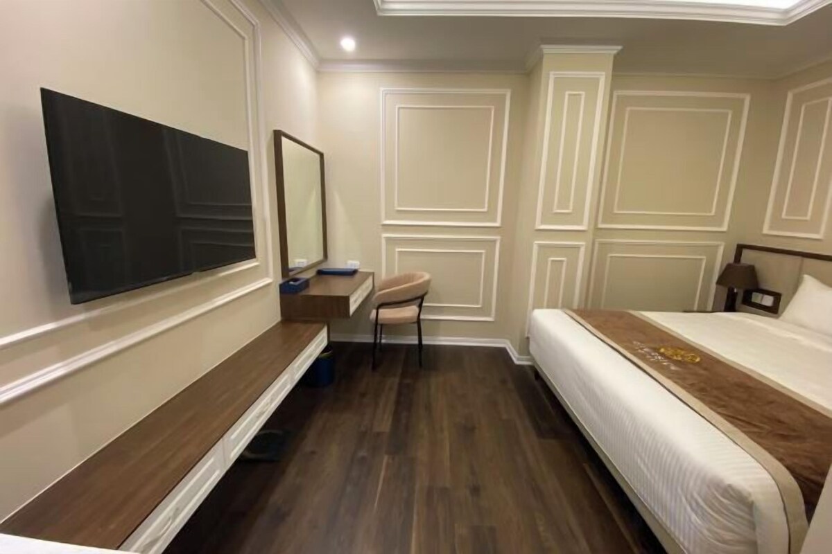 Minibar, meja kerja, ruang kerja ramah laptop, dan tirai kedap cahaya