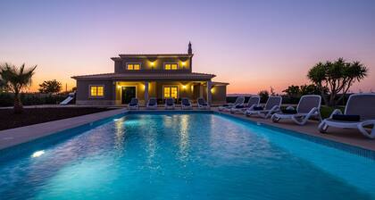 Relaxing villa w/ BBQ & heatable pool, Albufeira