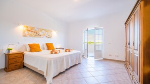 4 slaapkamers, een strijkplank/strijkijzer, gratis wifi, beddengoed