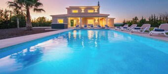 Peaceful villa with heatable pool and BBQ