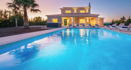 Peaceful villa with heatable pool and BBQ