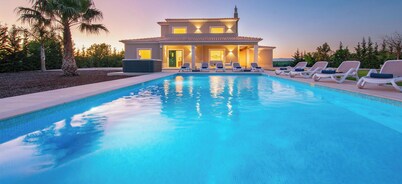Peaceful villa with heatable pool and BBQ
