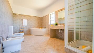 Badewanne, Haartrockner, Handtücher