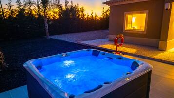 Bañera de hidromasaje al aire libre