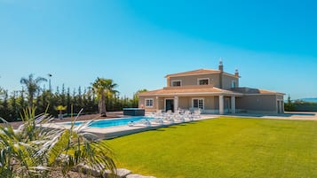 Een verwarmd zwembad