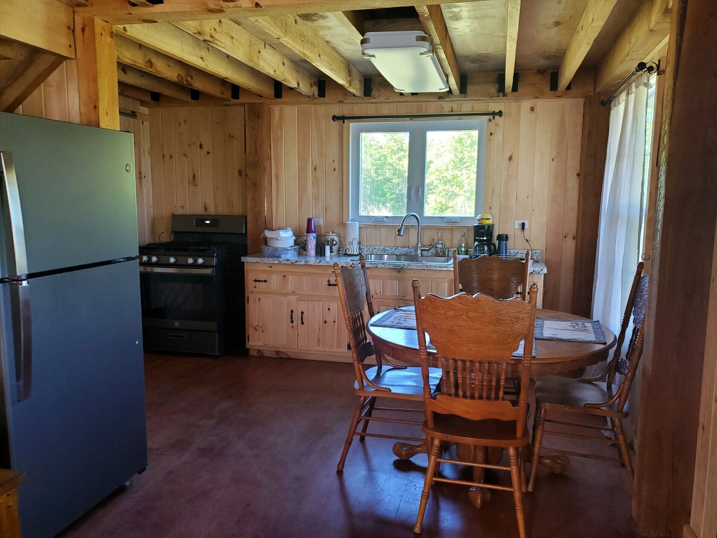 Fridge, oven, stovetop, coffee/tea maker