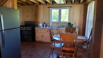 Fridge, oven, stovetop, coffee/tea maker