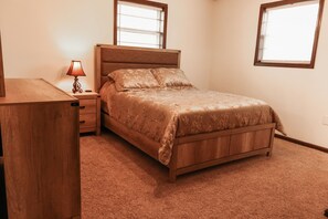 4 bedrooms, iron/ironing board, WiFi, bed sheets - Quiet, 4-bed home with a park view. (Clarksville)