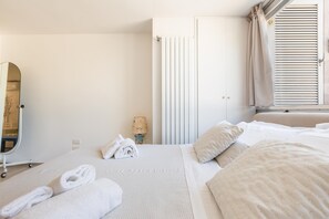 2 bedrooms, iron/ironing board, Internet, bed sheets