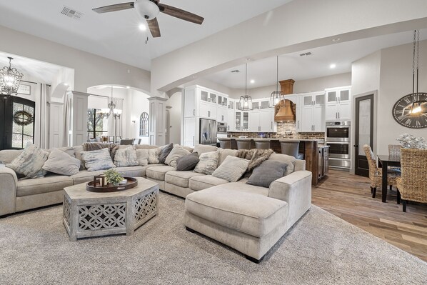 TV connectée, cheminée, chaîne hi-fi