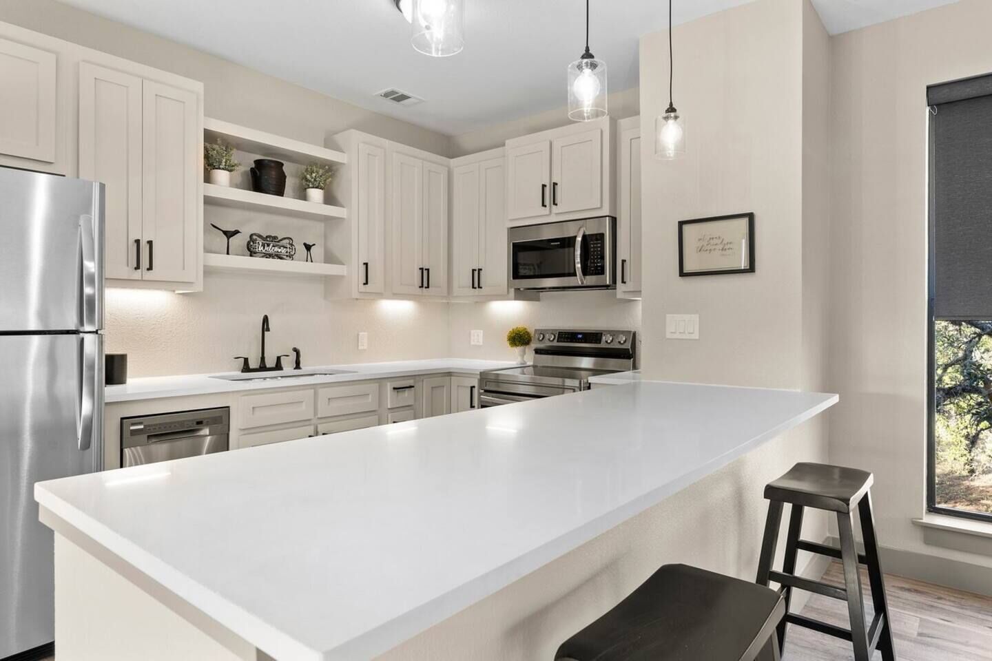 Geladeira, micro-ondas, fogão, cooktop