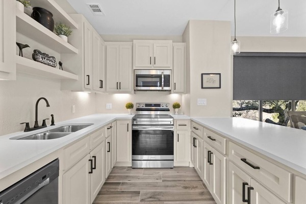 Køleskab, mikrobølgeovn, ovn, kogeplade