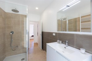 Dusche, Haartrockner, Bidet, Handtücher