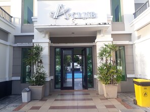 Outdoor pool - Hapdesko Homestay (Batam)