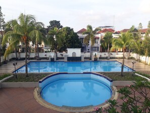 Outdoor pool - Hapdesko Homestay (Batam)