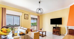TV - #180 T2 Ondas do Mar by Home Holidays (Albufeira)
