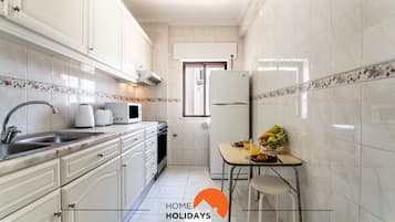 Lemari es, microwave, oven, dan kompor
