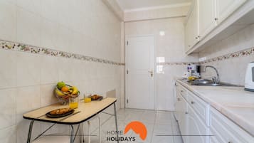 Lemari es, microwave, oven, dan kompor