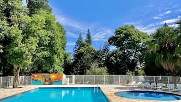 Una piscina al aire libre