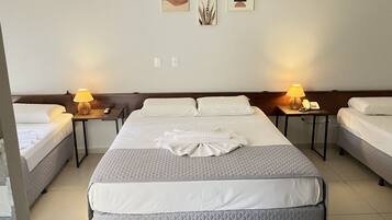 Quarto standard | Frigobar, escrivaninha, Wi-Fi de cortesia, roupa de cama