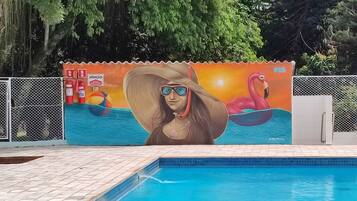 Una piscina al aire libre