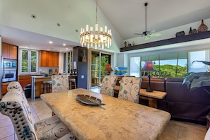 Condo, 2 phòng ngủ | Bếp riêng | Tủ lạnh, lò nướng, dụng cụ pha cà phê/trà, lò nướng bánh mì 