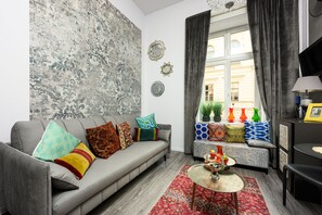 1 habitación, sistema de insonorización y tabla de planchar con plancha 