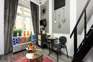 1 habitación, sistema de insonorización y tabla de planchar con plancha 