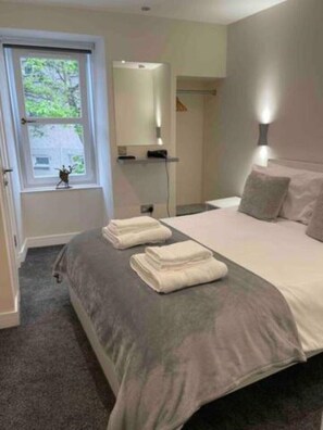 3 bedrooms, iron/ironing board, WiFi, bed sheets - Discover the ultimate retreat, w/hot tub, unwind and recharge-100mtr from beach (Kinghorn)