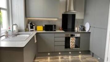 Een koelkast, een magnetron, een oven, een kookplaat