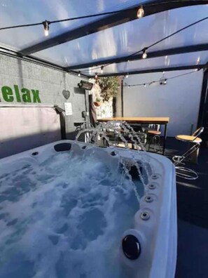 Outdoor dining - Discover the ultimate retreat, w/hot tub, unwind and recharge-100mtr from beach (Kinghorn)