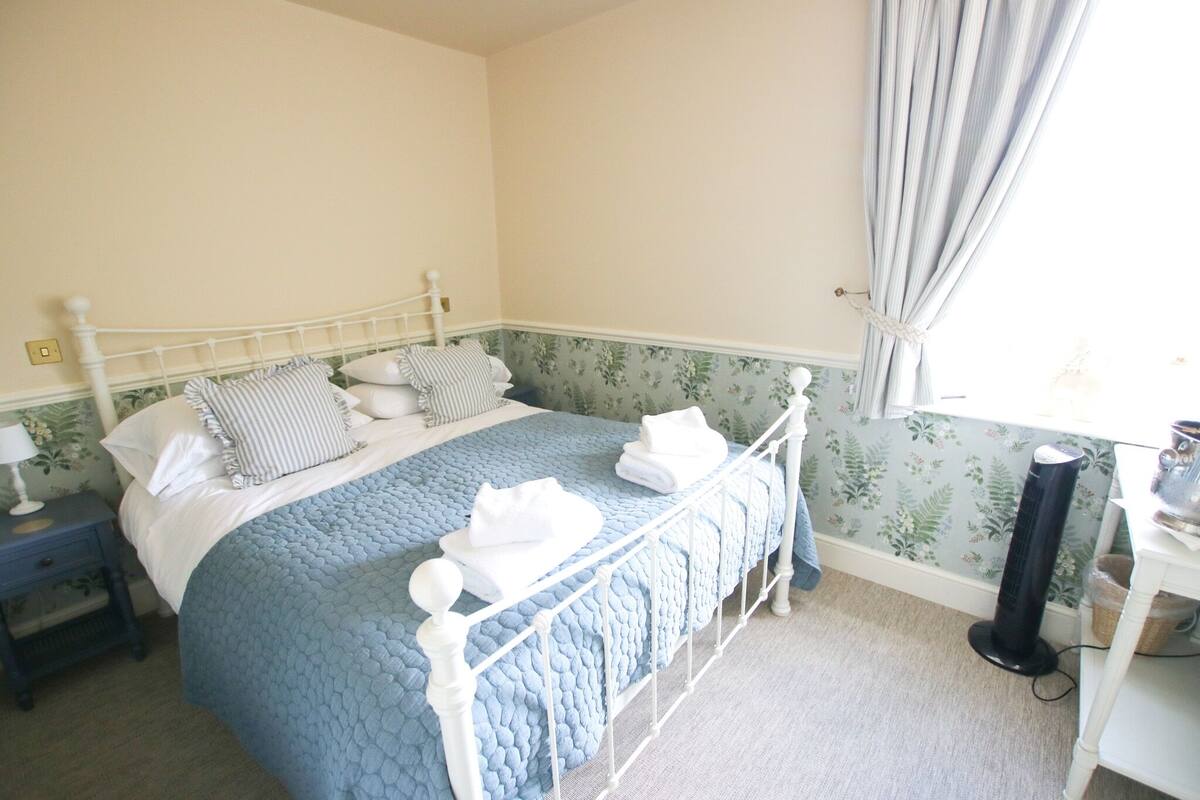 Economy Double Room | 1 bedroom, individually decorated, individually furnished, desk