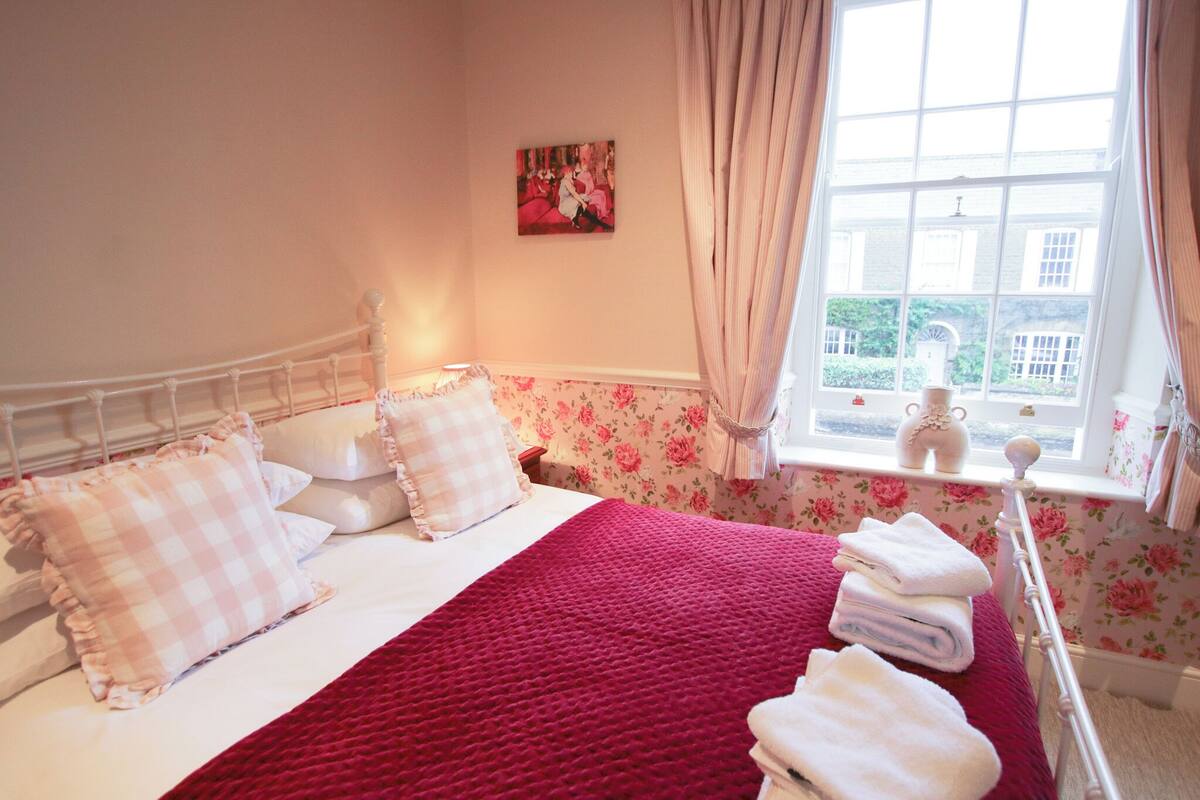 Standard Double Room | 1 bedroom, individually decorated, individually furnished, desk