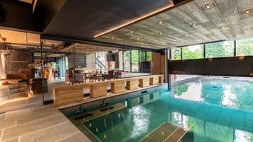 Een binnenzwembad en een buitenzwembad