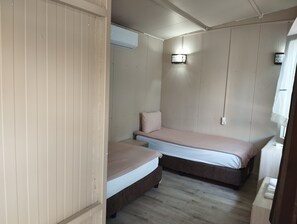 Economy Single Room | 2 bedrooms, premium bedding, desk, iron/ironing board