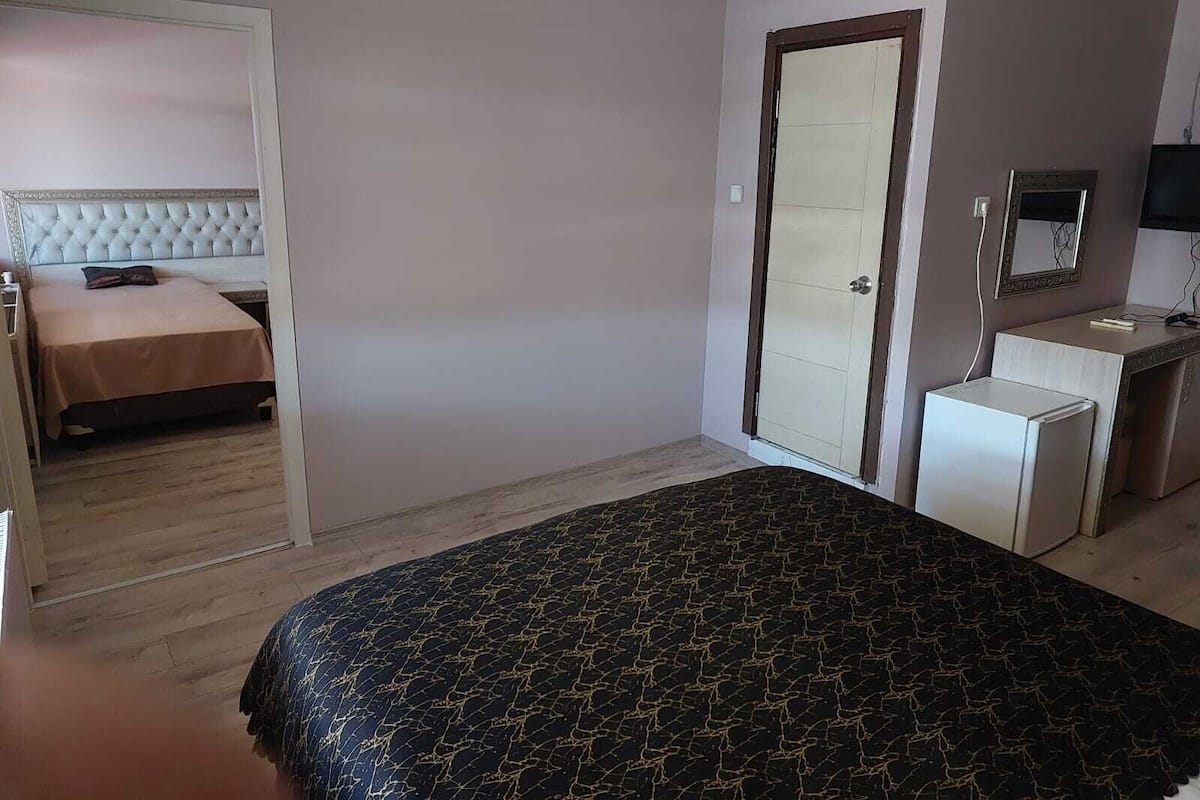 2 slaapkamers, luxe beddengoed, een bureau, een strijkplank/strijkijzer
