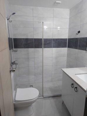Shower, hair dryer, slippers, towels - Şenkol Hotel (Ipsala)