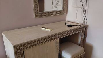 Premium-sengetøj, skrivebord, strygejern/strygebræt, gratis Wi-Fi