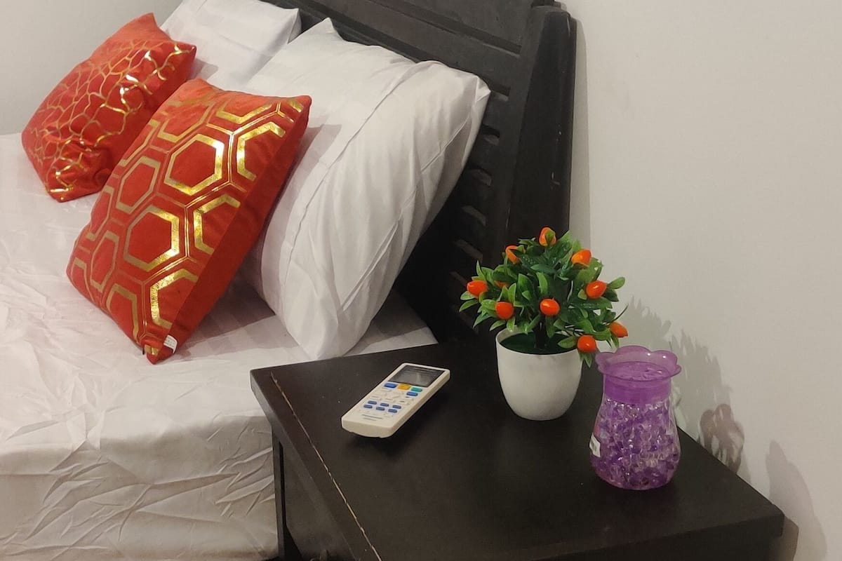 Een minibar, een kluis op de kamer, een laptopwerkplek