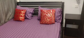 Minibar, in-room safe, individually decorated, individually furnished - Villa Samnang Boutique Hotel (Phnom Penh)