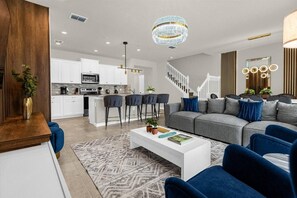 TV - 5 Bedrooms/ 4.5 Bathrooms/Windsor Island (4306 LA) (Davenport)