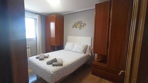 2 dormitorios, tabla de planchar con plancha, cuna de viaje y wifi