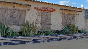 A building with a sign reading "Del Mar Vendra" and a tiled entrance. - Del mar vendra (Manaure)