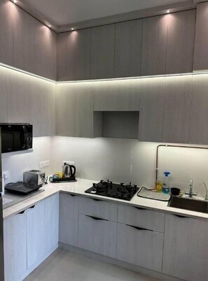 Réfrigérateur, four à micro-ondes, un four, surface de cuisson