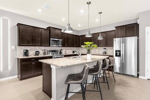 Microwave, dishwasher, high chair - 10 Bedroom/ 8 Bathroom/ Windsor Island (4205LA) (Davenport)